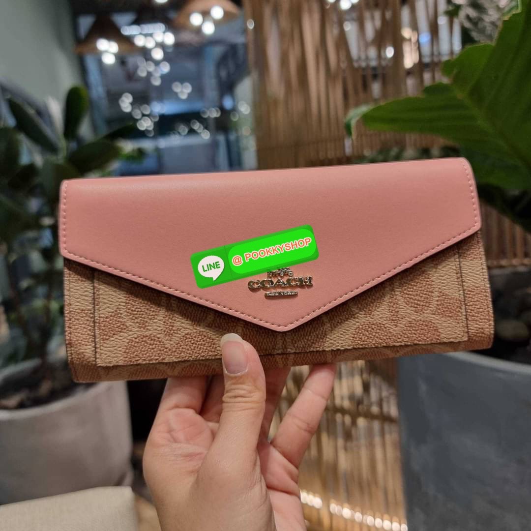 COACH 31547 SOFT WALLET IN COLORBLOCK SIGNATURE CANVAS คัมแบคแล้วน้า กับไอเท็มหายาก กระเป๋าสตางค์ใบยาวแบบพับ ขนาดกำลังสวย ดีไซน์คลาสสิคเอกลักษณ์ วัสดุหนังแคนวาสเคลือบลาย เปิด-ปิดด้วยกระดุม ภายในใส่บัตรได้เยอะ ใส่ธนบัตรได้สบายๆ ใบจริงสวยปังทุกสี ใครมองหากร