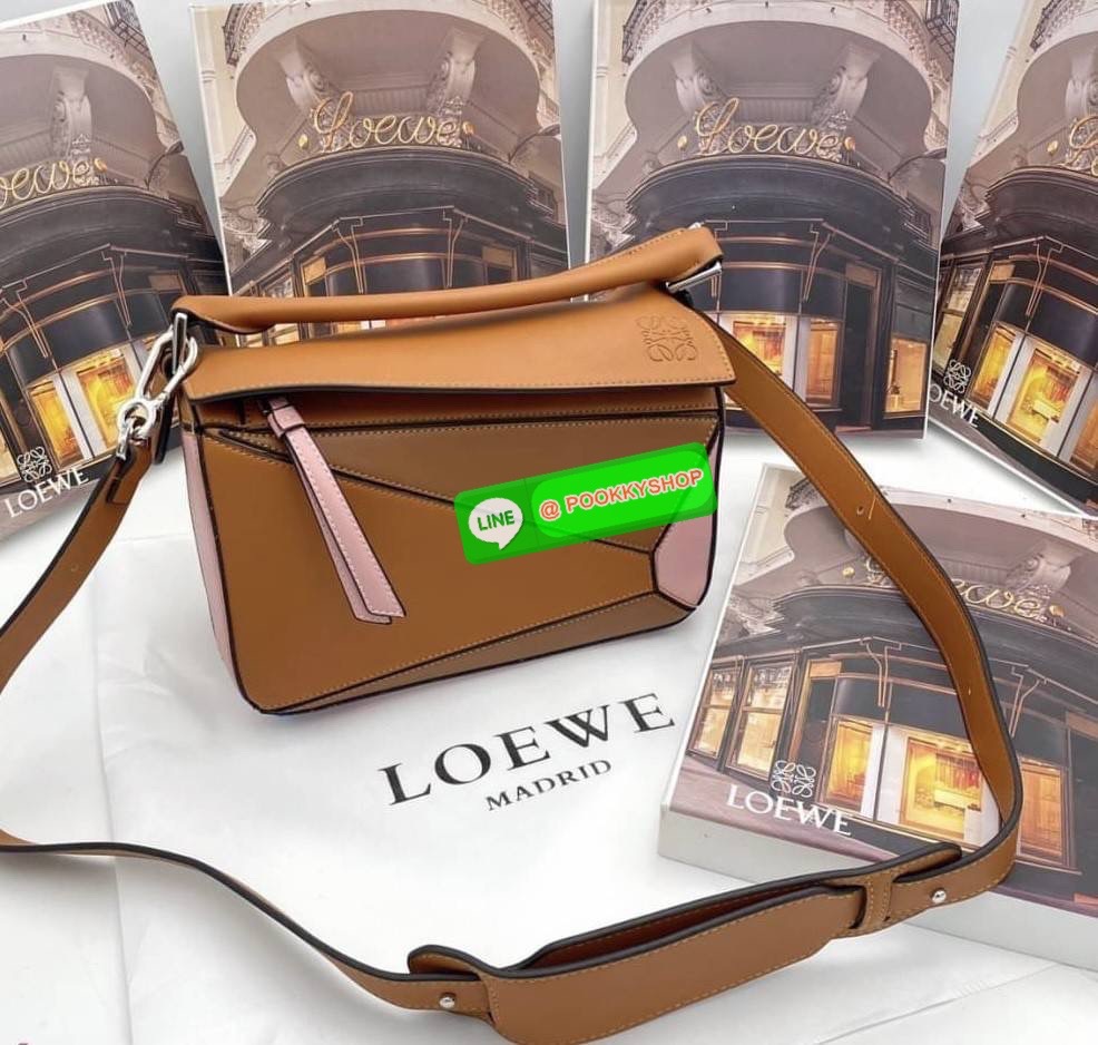 NEW IN! LOEWE CROSSBODY BAG VIP GIFT WITH PURCHASE (GWP) กระเป๋าถือหรือสะพาย Limited Edition จาก LOEWE PERFUME DUTYFREE COUNTER วัสดุ Leather Calfski หนังแท้ (หนังวัว) งานสวยตั้งอยู่ทรง สีสันสดใสทูโน ขนาดกำลังดี น้ำหนักเบา อะไหล่เงิน
