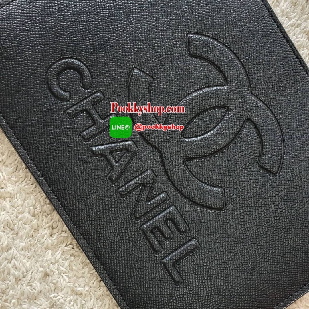 NEW ARRIVAL!! กระเป๋าคลัทช์&คล้องมือ ทรงหรู จากงาน CHANEL VIP GIFT(GIFT WITH PURCHASE) จากเคาเตอร์ต่างประเทศ จากแบรนด์ CHANEL ลายหนัง SAFFIANO ของแท้ 100% ด้านหน้าปั้มหนังลายโลโก้ เปิดปิดด้วยซิป อะไหล่ทอง ด้านในปั้ม MADE IN ITALY ด้านหนึ่งเป็นช่องซิปใส่ขอ