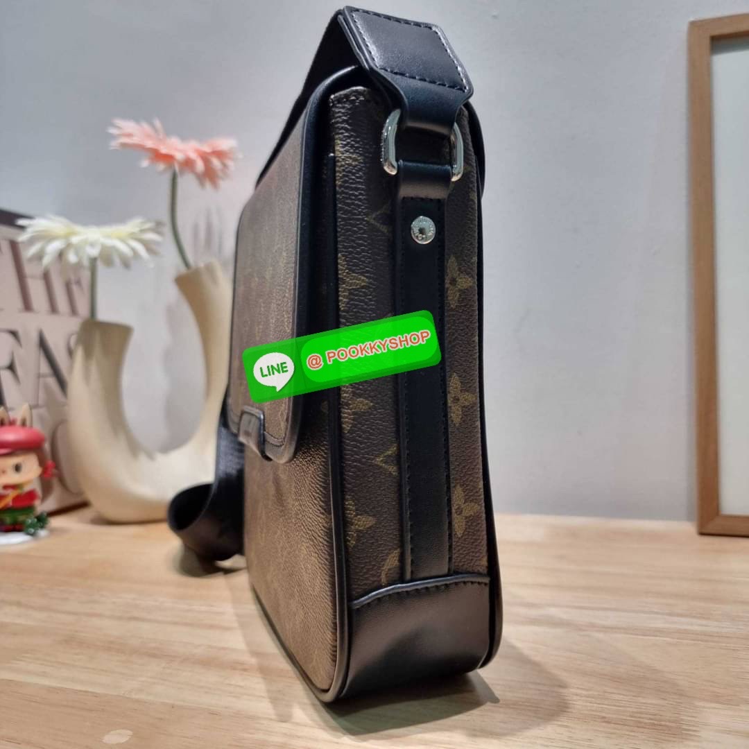 LV bass macassar monogram bag ของใหม่จัดให้หนุ่มๆ จากเคาน์เตอร์ dutyfree กับกระเป๋าสะพายทรงแมสเซ็นเจอร์ ไซส์กำลังดี เหมาะกับหนุ่มๆที่รักความคล่องตัว วัสดุหนังแท้ปั๊มลายเต็มใบ ดีไซน์คลาสสิค เปิด-ปิดด้วยกระดุมแม่เหล็ก ภายในโล่ง ใส่โทรศัพท์ได้ทุกรุ่น ใส่กระเ