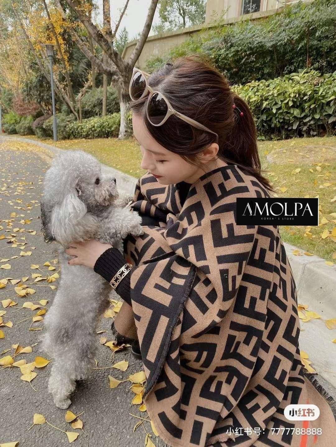 มาต่อที่ ACCESSORIES ผ้าพันคอ FENDI ผ้าหนานุ่มแน่นๆ เนื้องานละเอียด เกรดพรีเมียม ค่า ห้ามพลาดเลยน๊า