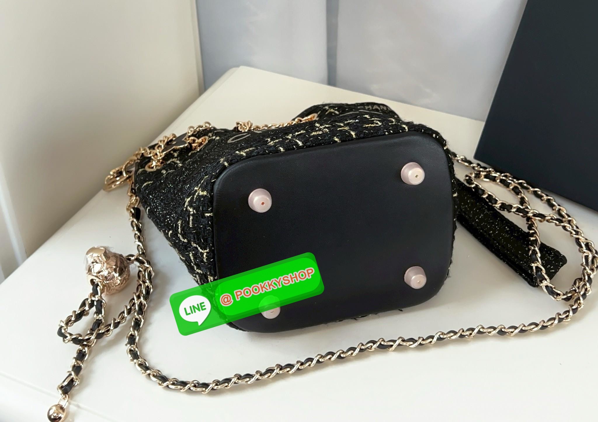 NEW NEW NEW **สินค้าเข้าใหม่** รุ่นนี้บอกเลยว่าสวยทุกอนุ หิ้วไปไหนมาไหนคือเริ่ดไปเลยค่าา CHANEL BUCKET TWEED WITH CHAIN BAG ((Premium gift make up ตปท.)) มีป้ายNot for sale 🔖พร้อมส่งค่าสาวๆ รอบนี้ได้มาไม่เยอะ! กับกระเป๋าขนาดกลางกำลังดี วัสดุผ้าTwe