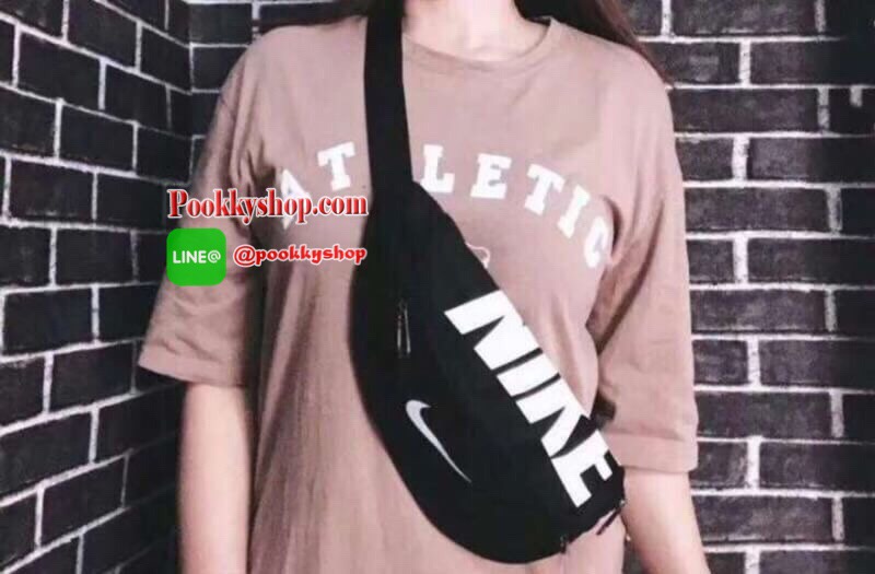 Brand : Nike กระเป๋าคาดเอว สะพายข้างใบใหญ่ เก็บของได้เยอะ ภายนอกมี2 ซิป ภายใน มีซิปเล็กไว้เก็บของ สายสะพายปรับได้ ใส่ได้ทั้งผู้หญิง และ ผู้ชาย