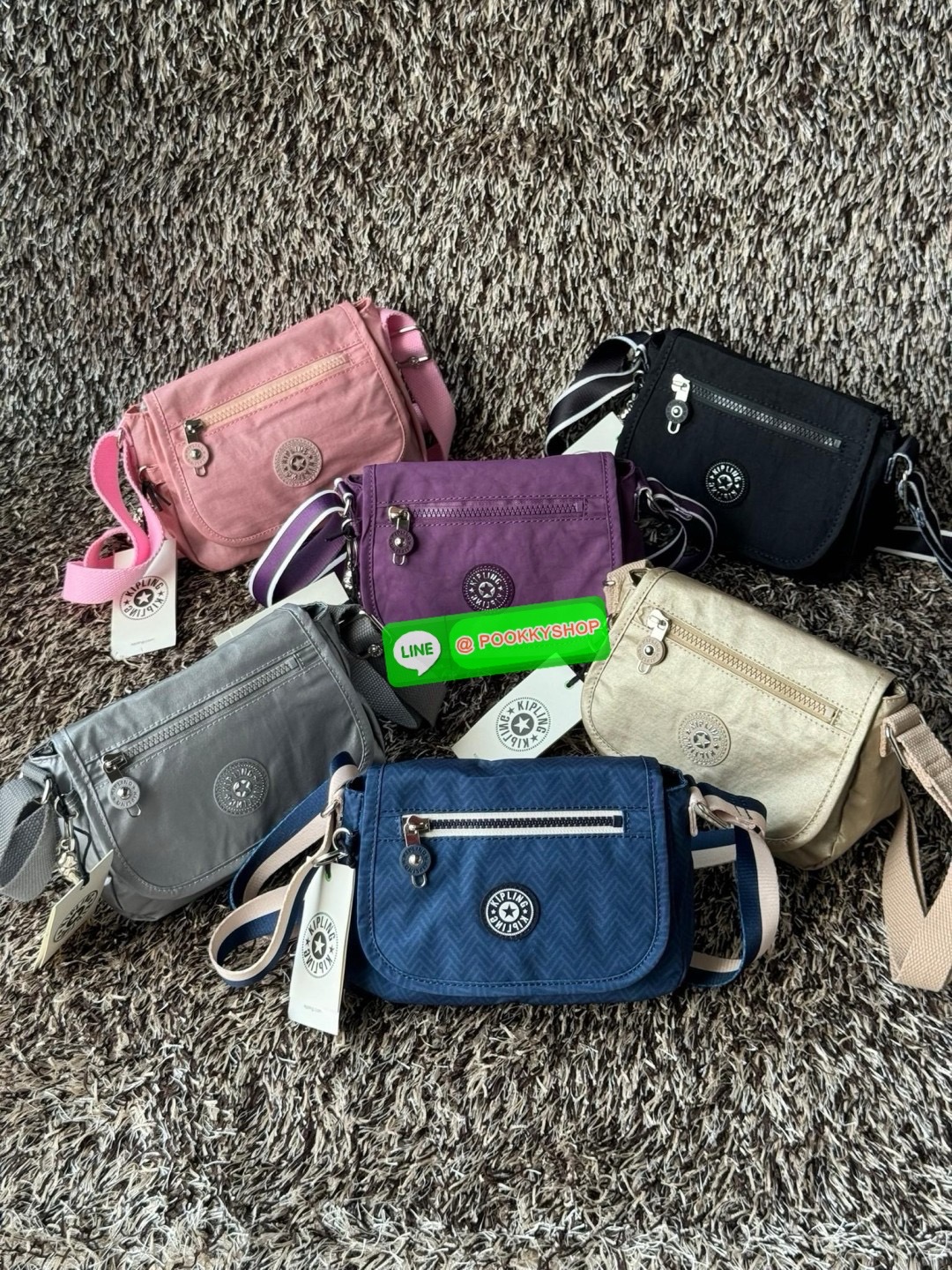 Kipling Sabian Crossbody Mini Bag (AC8280) เป็นอีกหนึ่งกระเป๋าขนาดกะทัดรัด สามารถจัดเก็บของได้เป็นระเบียบ และใส่สิ่งของจำเป็นได้มากกว่าที่คิด โดยมีช่องใส่ของมากมายทั้งด้านหน้า 1 ช่อง ด้านในของกระเป๋า 2 ช่อง อีกทั้งสายสะพายยังสามารถปรับความสั้นยาวได้ตามต้อ