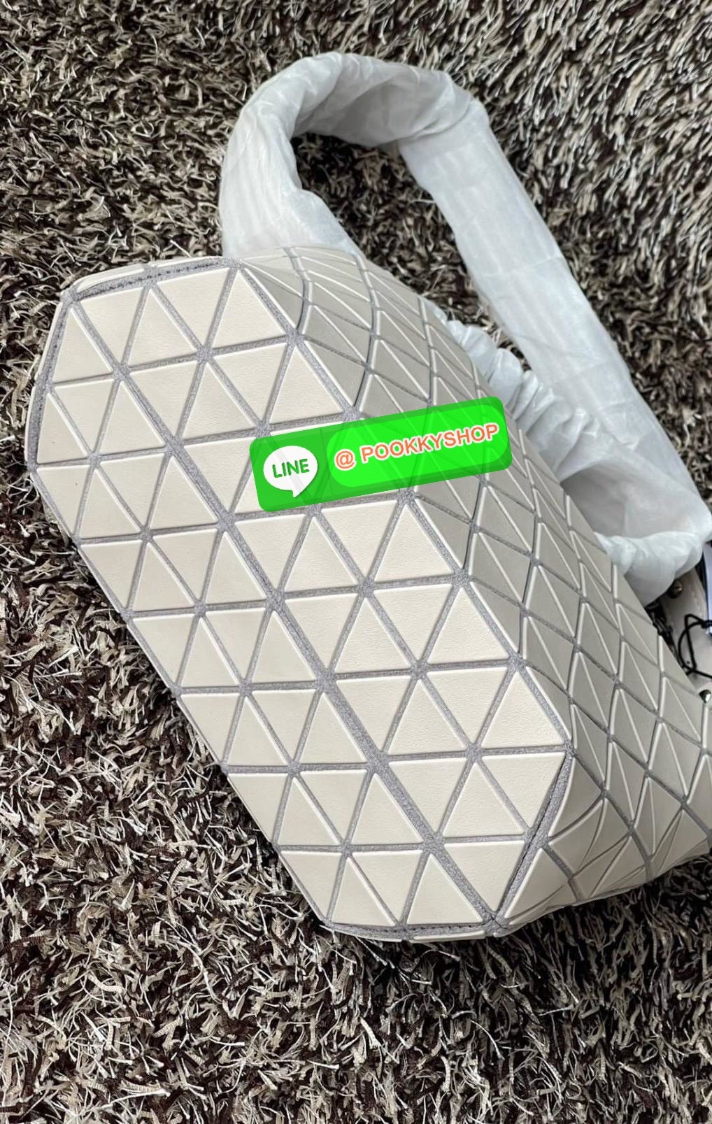 💕 BAO BAO ISSEY MIYAKE Crystal Shoulder Bag งานดีไซน์ที่ดูเรียบง่ายทั้งรูปแบบการใช้งาน มีช่องเปิดปิดแบบซิปเพื่อให้คุณพกพาของมีค่าได้อย่างสบายใจป้องกันสิ่งของตกหล่น ทั้งตัวเพลตสามเหลี่ยมและสายกระเป๋าหนัง สวยแบบคูลๆ ทั้งยังดูแลรักษาง่าย น้ำหนักเบา เ