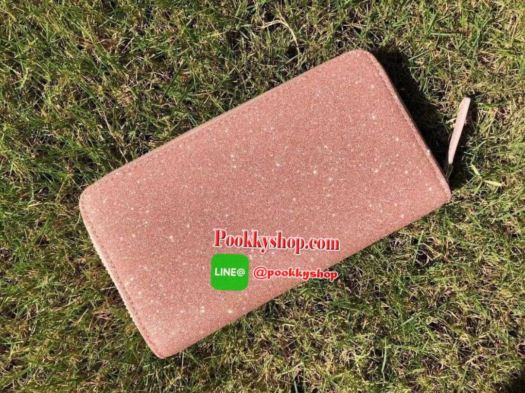 KATE SPADE JOELEY LONG WALLET กระเป๋าสตางค์ใบยาวรุ่นใหม่ล่าสุดหนัง Saffiano สไตล์ PRADA สวยน่าใช้ตัวเนื้อกระเป๋าตกแต่งด้วยกลิทเตอร์ทั้งใบ สวยหรู ภายในมีช่องซิป1ช่อง และช่องใส่บัตรหลายช่อง ใส่เหรียญ บัตรได้เยอะ ตัวจริงสวยน่าใช้มากค่ะ