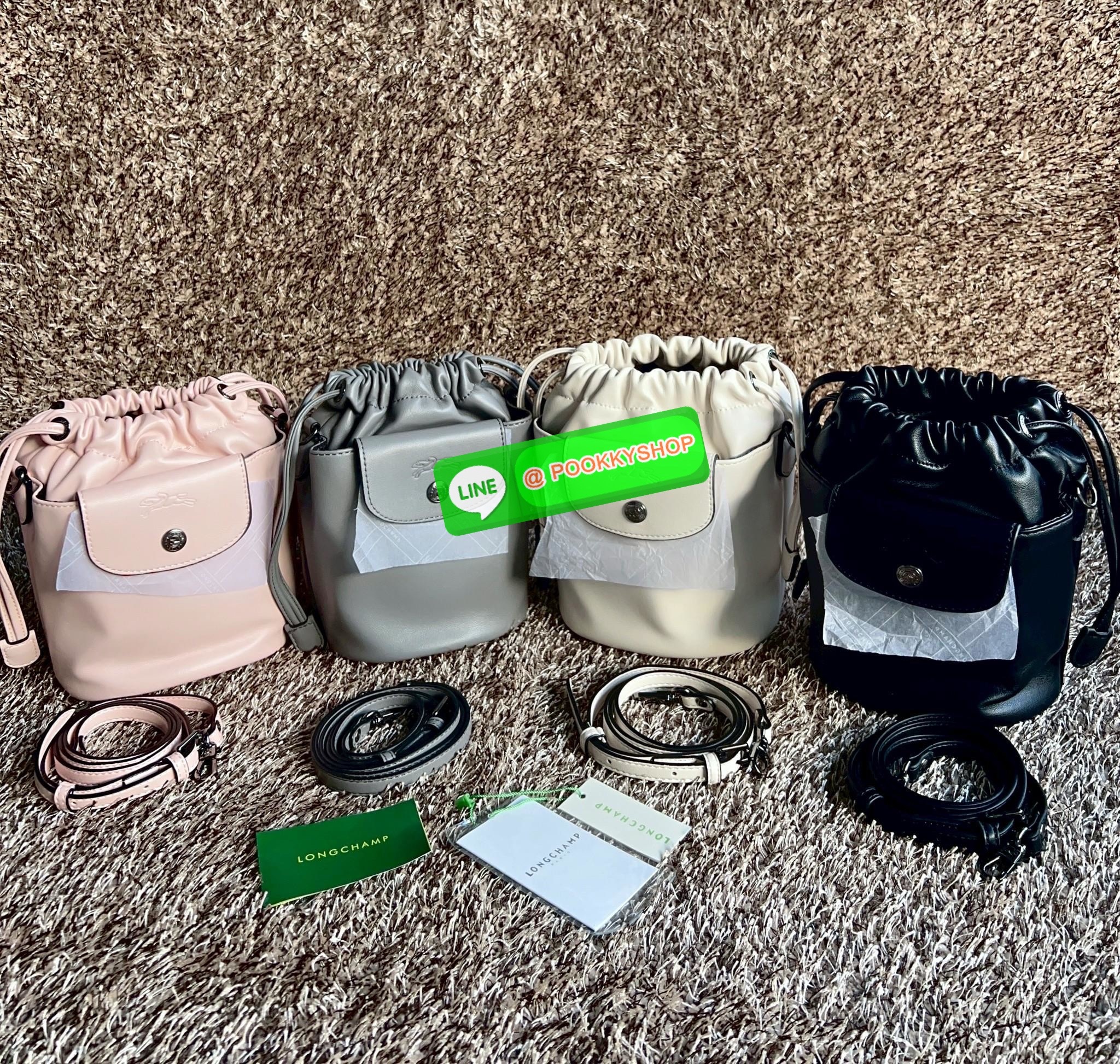 NEW ARRIVAL! LONGCHAMP LE PLIAGE XTRA XS BUCKET BAG ต้องบอกก่อนว่ารุ่นนี้เป็นรุ่นที่ใช้ออกมาแล้วไม่มีคำว่าผิดหวัง ออกแบบมาสวยแบบตัวแม่เลยค่าา 🔖พร้อมส่งทันที! กับกระเป๋าทรงบัคเกต หนังแท้smooth leather อย่างดี ใบกลางเจ้าลำตัวแล้วสวยมากก