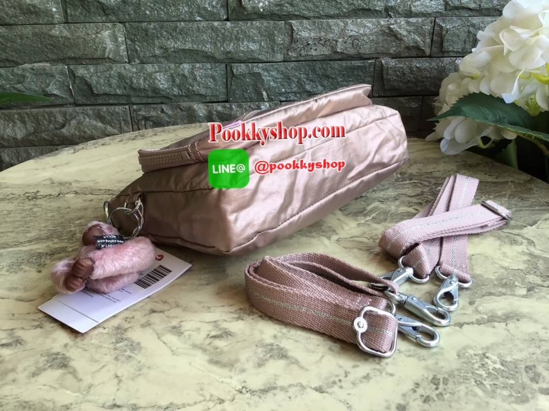 Kipling milos crossbody bag (K13696) กระเป๋าสะพายข้าง crossbody ขนาดกำลังดี มี 2 สาย สายสะพายสั้น ถือเป็นทรงพอรช์(pochette)ถอดเปลี่ยนสลับกับสายยาวได้ มีช่องซิปใช้งาน3ช่อง 2ช่องใหญ่ภายในมีเล็กแยกเป็นสัดส่วน ใส่มินิไอแพค กระเป๋าสตางค์ยาวได้ ด้านหน้ามีช่องซิ