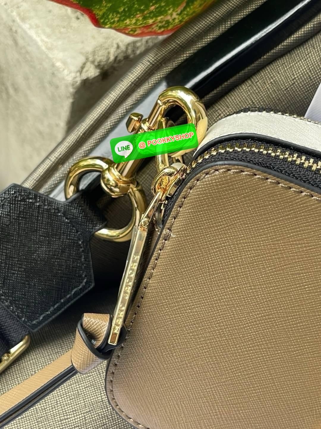 Marc Jacobs Snapshot Bag กระเป๋าแบรนด์ดังจากสัญชาติอเมริกัน นับได้ว่ารุ่นนี้เป็นรุ่นทรงฮิตของ marc jacobs เลยทีเดียว โดยด้านหน้ากระเป๋าจะเป็นโลโก้แบบโลหะที่เป็นสัญลักษณ์ของแบรนด์นี้ มาพร้อมสายสะพายที่จะสะพายยังไงก็ดูโดดเด่น เพราะขนาดใหญ่ที่สกรีนตัวอักษร m