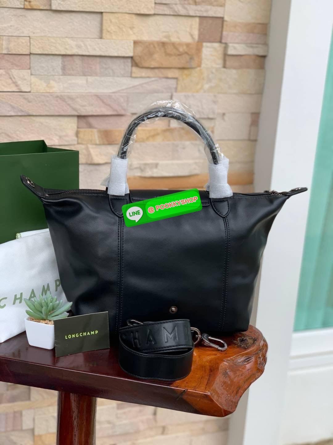 Longchamp LE PLIAGE CUIR TOP HANDLE BAG S เรียกว่าเป็นกระเป๋าอีกหนึ่งรุ่นที่ไม่ว่ายังไงก็ฮอตฮิตและติดเทรนด์ตลอดไม่เคยเปลี่ยนกับ ทรง Le Pliage Cuir หนึ่งในตระกูลกระเป๋าสุดไอคอนิกจากแบรนด์ เมื่อรุ่น Le Pliage Cuir ในรูปแบบของหนังแกะ Metis ได้ถือกำเนิดขึ้นใน