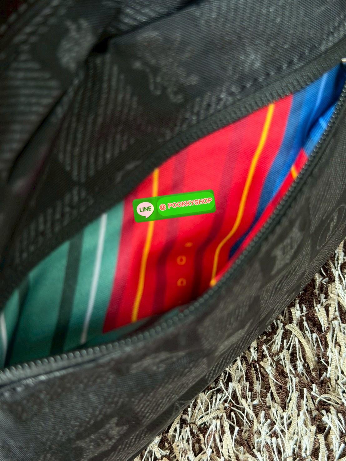 💕 Kipling X Harry porter crossbody bag ท่องโลกเวทมนตร์ไปกับไอเทมกระเป๋าของ Kipling กับคอลเลคชั่นใหม่ Kipling x Harry Potter ไอเทมเวทมนตร์และลวดลายที่เป็นเอกลักษณ์เฉพาะตัว คอลเลกชั่นนี้โดดเด่นด้วยผ้าไนลอนเอกลักษณ์ของ Kipling สีดำ Magical Black ที่อ