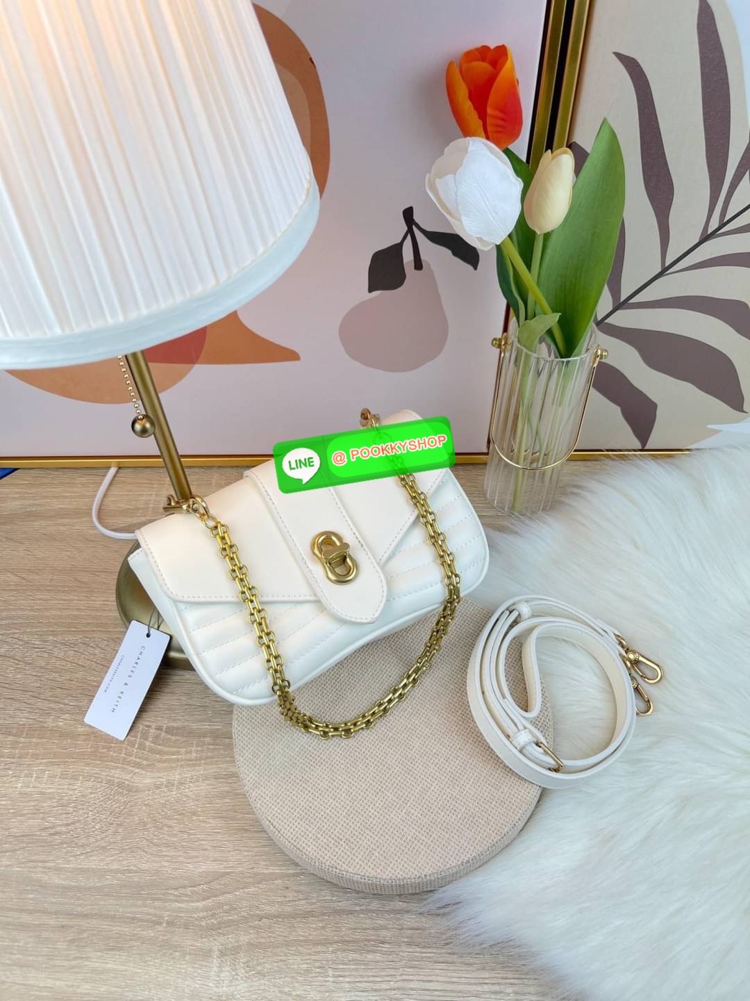 Charles & Keith Aubrielle Chain-Handle Panelled Crossbody Bag กระเป๋าสะพายข้างดีไซน์คลาสสิกขนาดกำลังพอเหมาะ ตัวกระเป๋าทำtextureลายนูนที่ด้านหน้าเพิ่มความโดดเด่น มาพร้อมสายสะพายโซ่สีทองหรูหราแบบคล้องแขน/คล้องไหล่และยังมีสายหนังสะพายยาวแบบปรับและถอดสายได้ ต