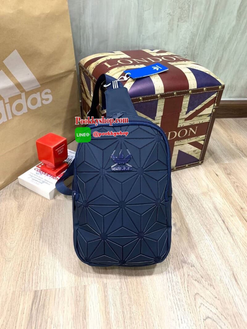 Adidas Originals 3D Mini Airline Waist Bag กระเป๋าสะพายสไตล์สปอร์ตทรงคาดอกรุ่นใหม่ดีไซน์สุดฮิตสไตล์ ISSEY MIYAKE เปิดปิดด้วยซิปคู่ปั้มโลโก้แบรนด์ ภายในสกรีนโลโก้ ช่องกว้างมีช่องใส่มินิไอแพค ใส่กระเป๋าสตางค์ยาวได้ ผลิตจากวัสดุที่โปร่ง ป้องกันการอับชื้นได้ด