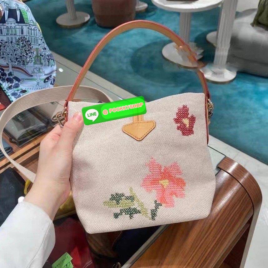 Longchamp Roseau Essential Fleurs กระเป๋าทรงถังขนาดเล็ก วัสดุผ้าฝ้าย ลายปักษ์ดอกกุหลาบ Roseau เป็นคอลเล็คชั่นที่สดใสและเรียบง่าย ซับในสีพื้น อะไหล่สีทอง น้ำหนักเบา จุของได้เยอะ มีสายสะพายไล่ ถอดสายได้ Crossbody ได้