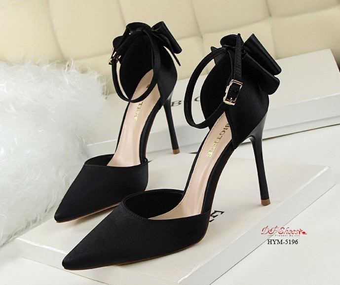 สินค้าพร้อมส่ง รองเท้าส้นสูงหัวแหลมรัดข้อนำเข้า วัสดุหนัง PU บุผ้าซาตินด้านนอก ดีไซน์โบว์ด้านหลัง เรียบหรู งานคุณภาพดีมาก งานจริงเหมือนรูป แมทง่ายกับทุกชุด ใส่ออกงานก็สวยหรูค่ะ