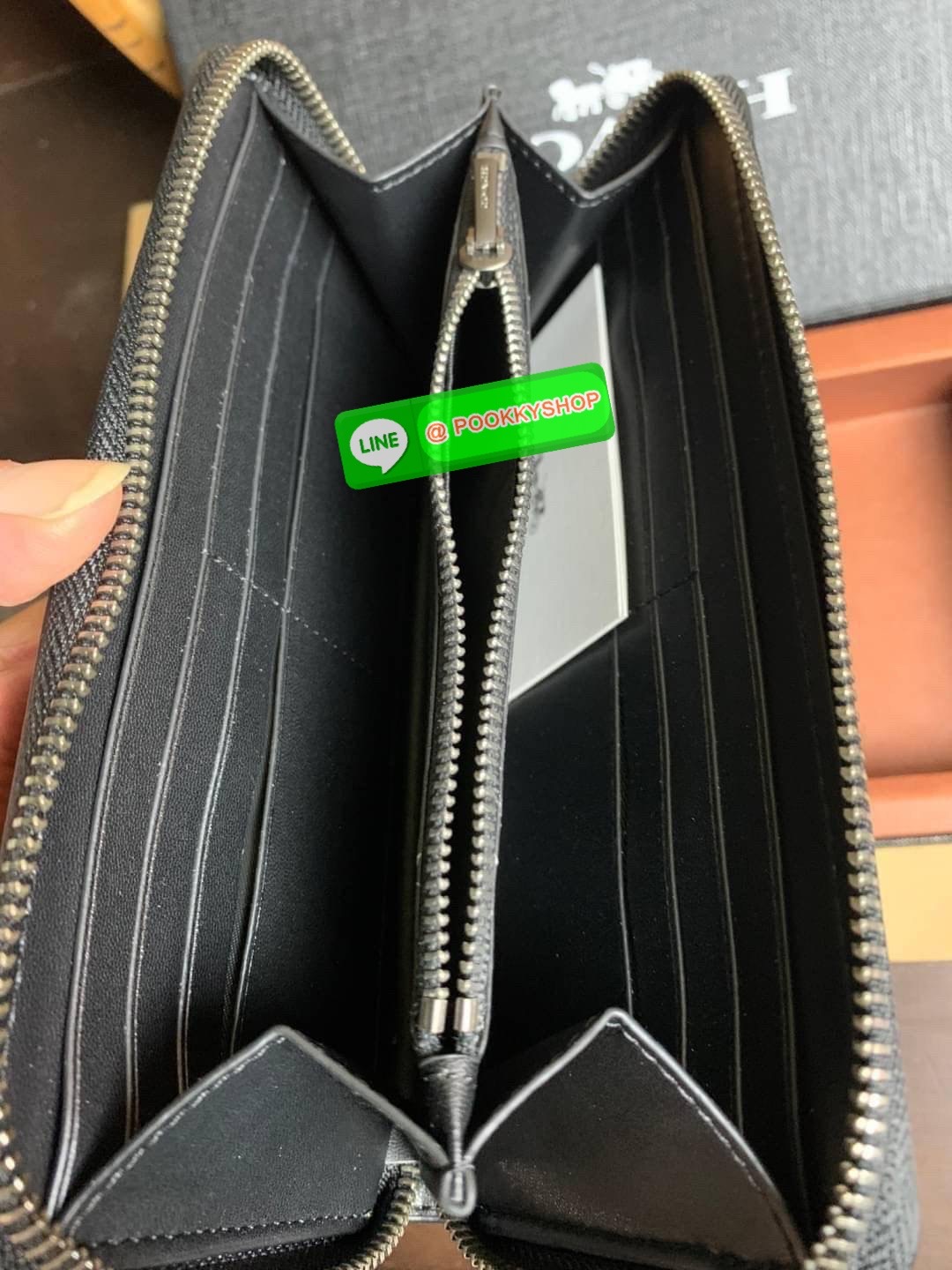 COACH ACCORDION ZIP WALLET IN SIGNATURE CANVAS กระเป๋าสตางค์ใบยาว ซิปรอบ ใช้งานง่าย ด้วยฟังชั่น ด้านใน ใส่บัตรได้จุใจ มีช่องซิปใส่เหรียญตรงกลาง โดนใจหลายๆคนไปเรียบร้อยและคลาสสิค เรียบหรูดูแพงตลอดกาล ยกให้รุ่นนี้เลย