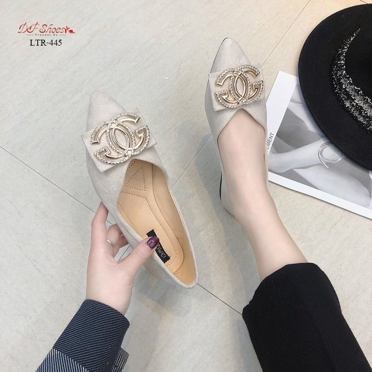 สินค้าพร้อมส่ง รองเท้าคัชชูส้นเตี้ยหัวแหลมนำเข้า วัสดุผ้าสักหลาด ด้านหน้าตกแต่งโลหะ ทรงเก็บหน้าเท้าดี ทำให้เท้าดูเรียวค่ะ เดินง่ายเรียบหรูดูดีจ้า