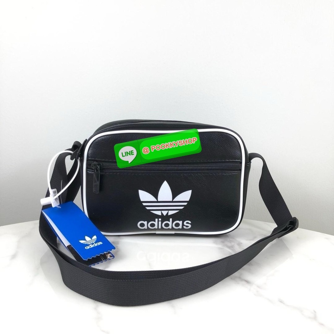 กระเป๋าสะพาย adidas ด้านหน้ามีช่องซิป 1 ช่อง ด้านบนเปิด - ปิดกระเป๋าด้วยซิป ด้านในโล่ง สายสะพาย สามารถปรับได้ Free Size ค่ะ