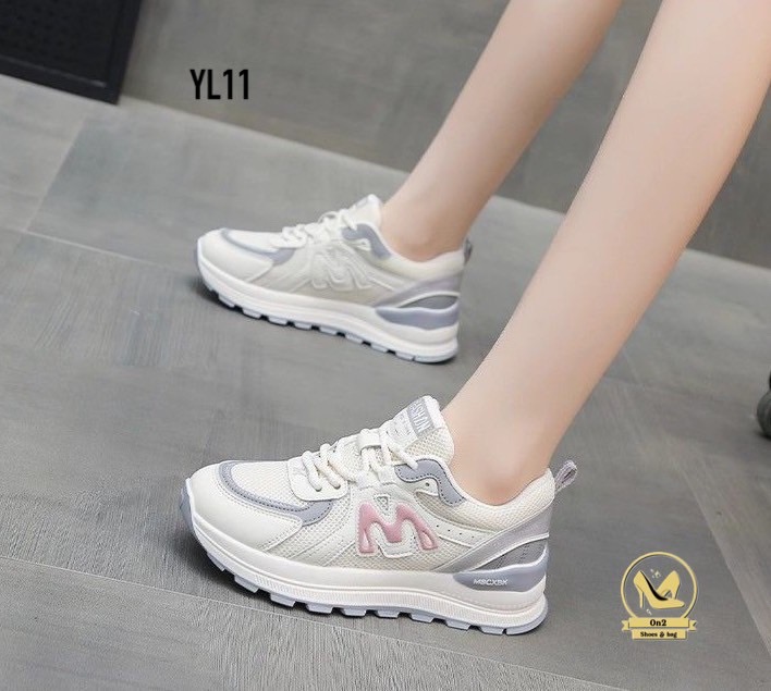 รองเท้าผ้าใบแฟชั่น โทนครีมตัดเทา แต่งลายชมพูหวานนิด ๆ เท่หน่อย ๆ คู่นี้ใส่แล้วขาเรียวขั้นสุด พื้นหนานุ่ม เดินทั้งวันไม่มีเมื่อย ใส่เที่ยว ใส่ทำงาน ใส่ไปเรียน ก็รอดทุกลุค