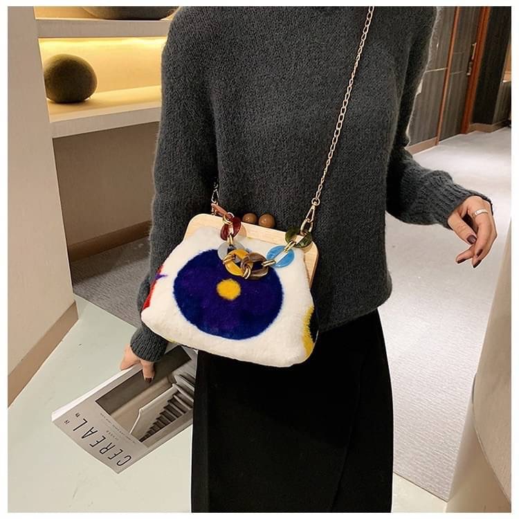 𝙉𝙀𝙒 𝙉𝙀𝙒 ‼️ กระเป๋าขนทอลาย ตามแบบฉบับแบรนด์ดัง งานขนนิ่มๆ มาพร้อมสายโซ่สุดน่ารัก สีสัดสดใส ด้านในจุของได้เยอะเลยคะ มีสายโซ่สะพายข้างได้คะ รุ่นนี้ จัดมาให้ 2 ลายนะคะ