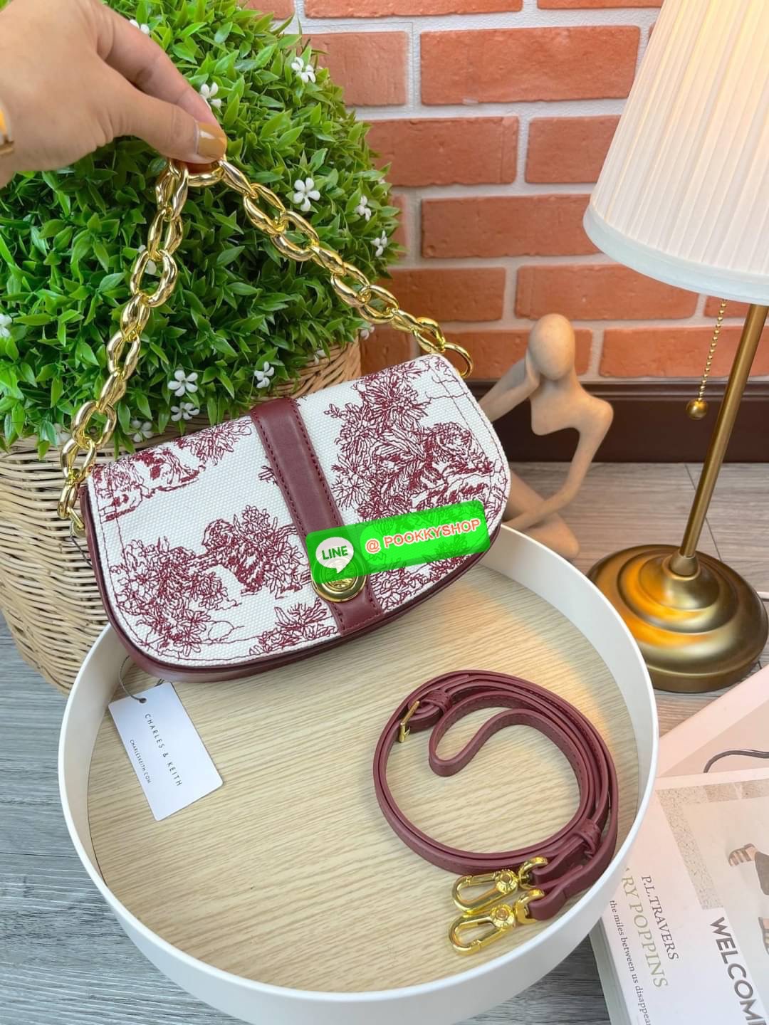 Charles & Keith Fabric Print Chain Shoulder Bag กระเป๋าถือ/สะพายทรงสวยหรู ด้านหน้ากระเป๋าแต่งผ้าปริ้วท์ลายสวยงาม หูหิ้วคล้องแขนเป็นแบบโซ่ทองหรูหรา ด้านหลังมีช่องใส่ของได้ เปิดปิดแบบตัวกดล็อก ด้านในจุของได้พอสมควรเช่น กระเป๋าเงินใบกลาง กุญแจรถ iPhone pro m