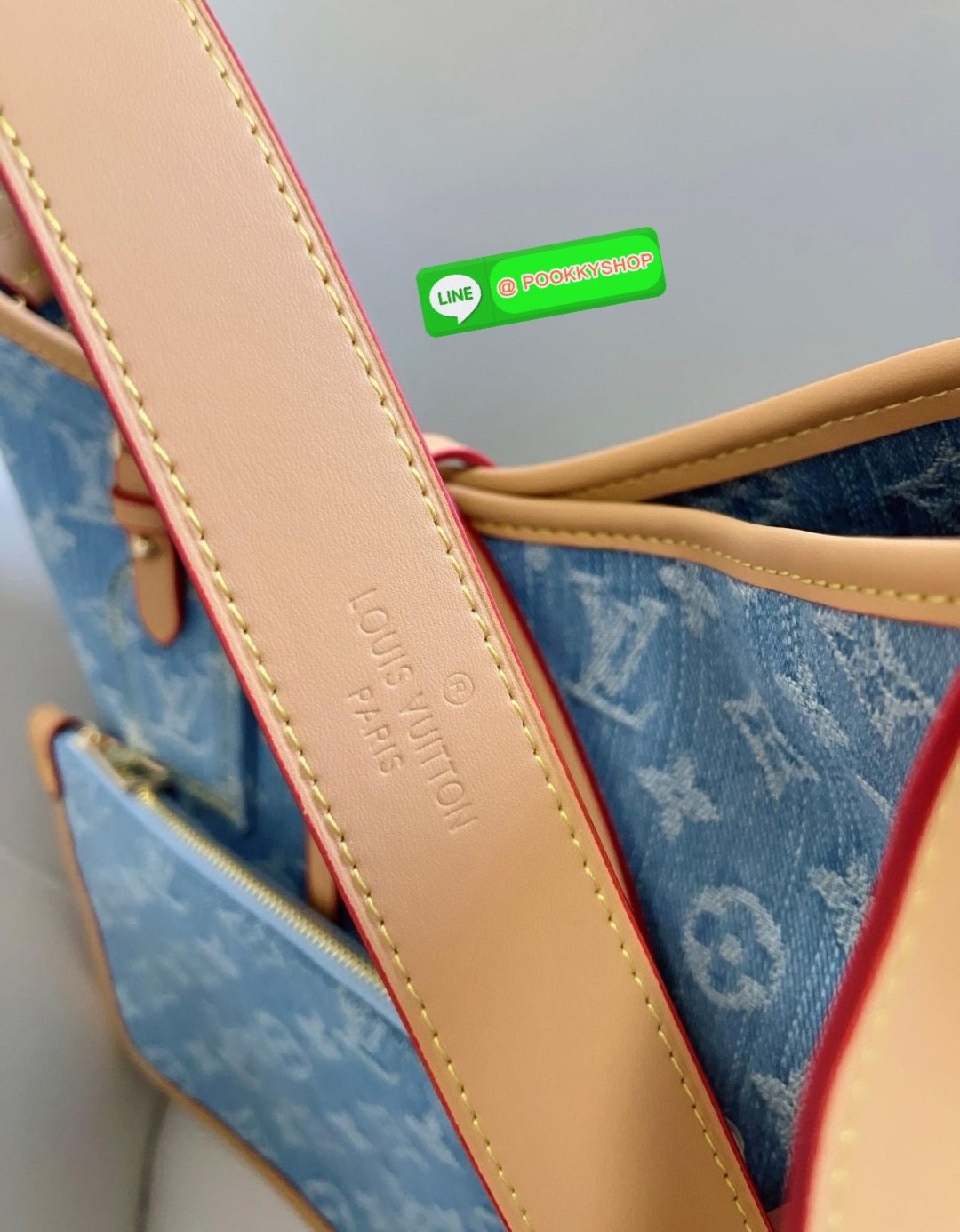 NEW ARRIVAL! ไม่ต้องตามหาแล้วจ้าา มีมาพร้อมส่งแล้ว ใหม่ล่าสุด LOUIS VUITTON CARRYALL PM DENIM BAG ((vip gift duty free ตปท)) 🔖พร้อมส่ง! สีใหม่คือสวยมากๆ วัสดุเดนิม((ยีนส์)) อย่างดี ทอลายแบรนด์นูนทั้งใบ ตัดขอบหนังแท้ค่ะ