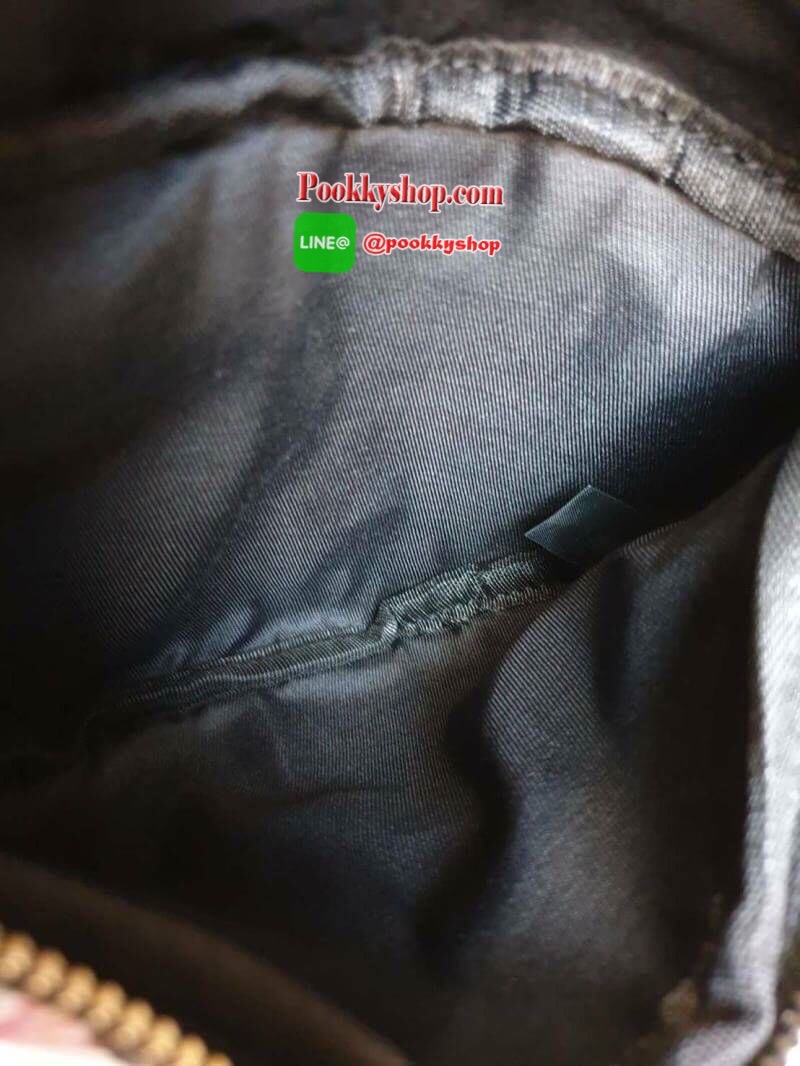 GUESS GESABEL GYM FANNY PACK กระเป๋าหนังคาดเอว/อก ด้านหน้าปั๊มโลโก้แบรนด์ทรงสามเหลี่ยม ตัวกระเป๋าเปิดปิดด้วยซิปใช้งานง่าย มี 2 ช่องซิป มีลูกเล่นซ่อนซิปหน้าคาดปิดด้วยสายพิมพ์โลโก้ ภายในกระเป๋าโล่งกว้าง สามารถใส่มือถือได้ทุกรุ่น จุของได้เยอะ รับรองถูกใจสาวๆ