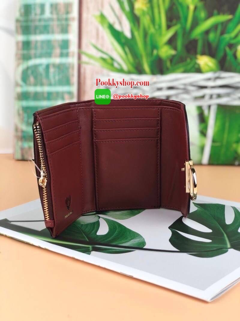 Lyn Paramour Short Wallet กระเป๋าเงินใบสั้นแบบ 3 พับ จับกระชับมือ วัสดุหนังเรียบ ด้านหน้ามีจุดเด่นตรงที่เปิดปิดมีโลหะวงกลม เปิดปิดแบบกระดุม มีช่องซิปใส่เหรียญ ช่องการ์ด 6 ช่อง และยังมีช่องใส่ธนบัตรได้ตามยาว แบบค์100/1000 ใส่ได้ทุกแบงค์ค่า เหมาะกับการใช้กั