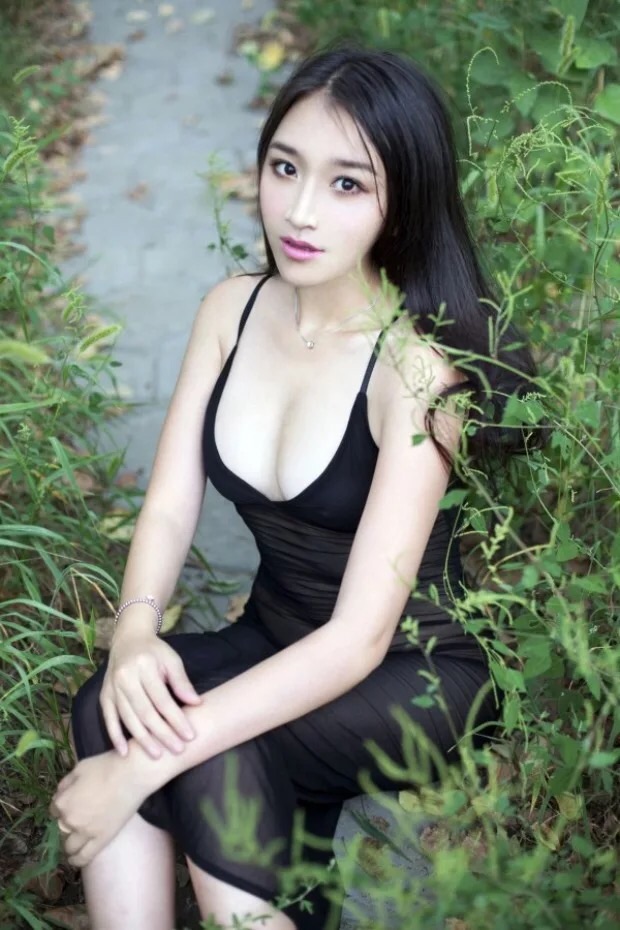 ชุดนอน ผ้าซาติน สีดำ สายไขว้ ด้านหลัง ชุดกระโปรงยาวสไตล์กี่เพ้า ผ่าสูงโชว์เรียวขาด้านข้าง เพิ่มความเย้ายวน เนื้อผ้าเย็น มีน้ำหนัก สวยมาก ใส่แล้วนุ่มลื่น เนื้อเนียนมากๆเลยคะ โชว์ร่องอกเพิ่มความเย้ายวน สไตล์ชุดเรียบๆ แต่ดูไฮโซ แบบหรูหรา คุ้มค่ามากๆ คะ +G st