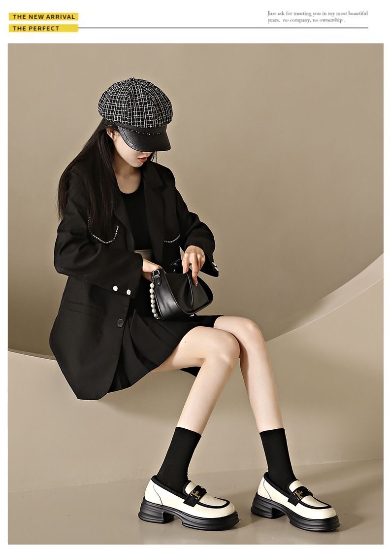 สินค้ามาใหม่ พร้อมส่งเลยค่ะ... แฟชั่นเกร๋ๆอินเทรนด์ฮิต ชิคๆคูลๆดูเก๋มีสไตล์ วัสดุ pu เนื้อหนานุ่มคุณภาพดี แต่งอะไหล่ด้านหน้า สวมใส่สบายมากก พื้นรองเท้าหนา 5 c.m. ใส่แล้วสูงเพรียว งานน่ารักมากๆจ้า ไม่ผิดหวังแน่นอน