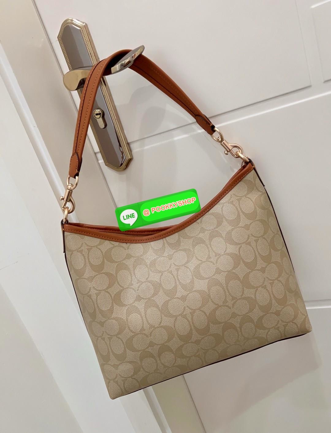 Coach Laurel Shoulder Bag In Signature Canvas (CR149) 🔖พร้อมส่ง สินค้าเข้าใหม่! กับกระเป๋าใบใหญ่กำลังดีเลยค่ะ หนังแท้ นิ่มสวย สีสวยค่ะ 🔖เปิด-ปิดกระเป๋าแบบซิป ภายในสุดโล่งกว้าง ใส่ได้จุมากๆ ยังมีช่องซิปยาวและช่องกระดุมสำหรับแยกใส่ของจุกจิกไ