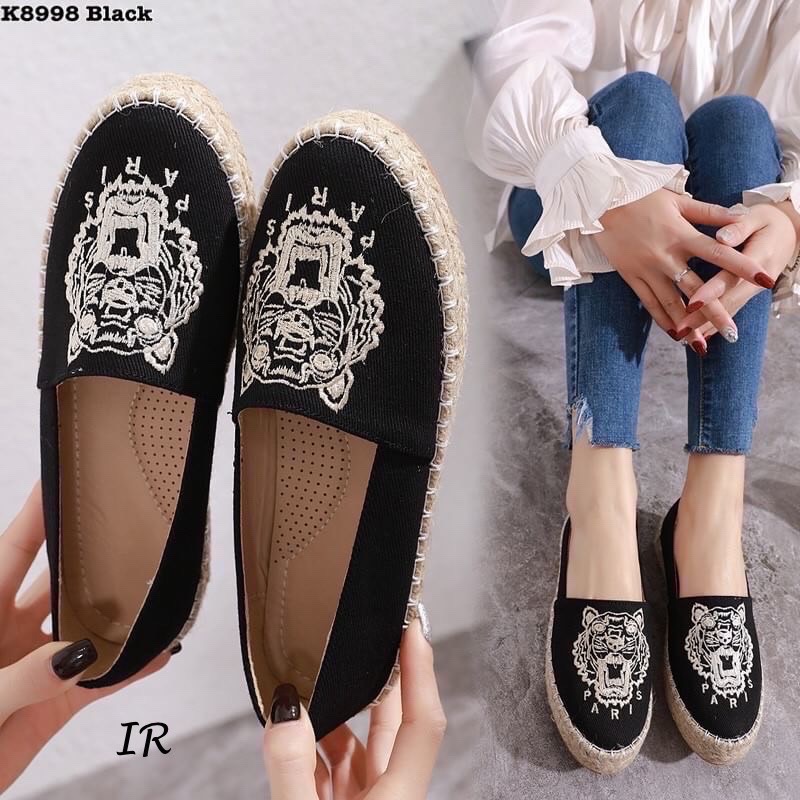 รีพีทแบบขายดี!!! พร้อมส่ง ของขาดไปหลายเดือน มาแล้วนะคะ หายากมาก ผ้าแคนวาสยกพื้นปักหน้าเสืองานสวยเป๊ะ พื้นนวมนิ่ม พื้นหนา 1 นิ้ว แบบสวยไฮโซ ใส่แล้วคุณจะโดดเด่น จนเพื่อนๆอิจฉาแน่นอน!!!