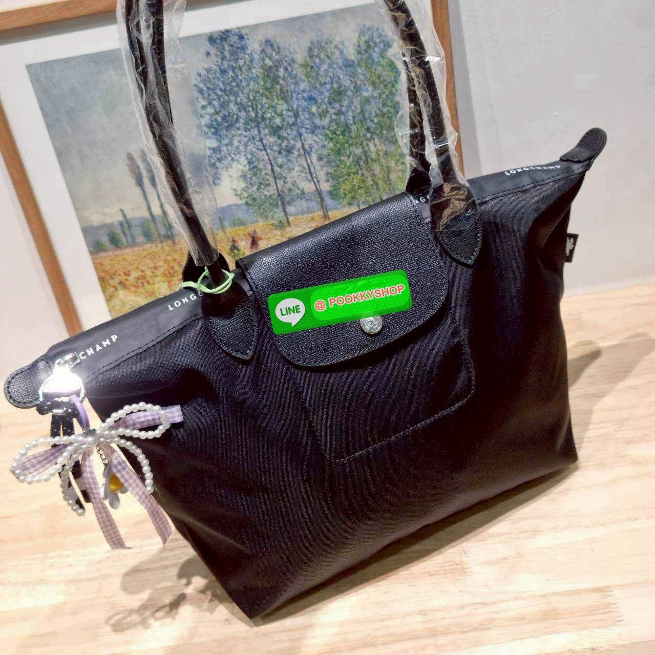Longchamp le pliage energy M tote bag 🔆 Details เป็นอีกรุ่นที่แรงมาก จึ้งมาก! กระเป๋าสะพายไหล่ทรงโท้ท รุ่นยอดฮิต ดีไซน์ใหม่ให้ความสปอร์ตตี้มากขึ้น มาพร้อมขนาดใหม่ที่หลายๆคนรออยู่ น้ำหนักเบา ดีไซน์เรียบง่าย แต่ดูแพง ปากกระเป๋าออกแบบให้มีฝาปิดและซิป