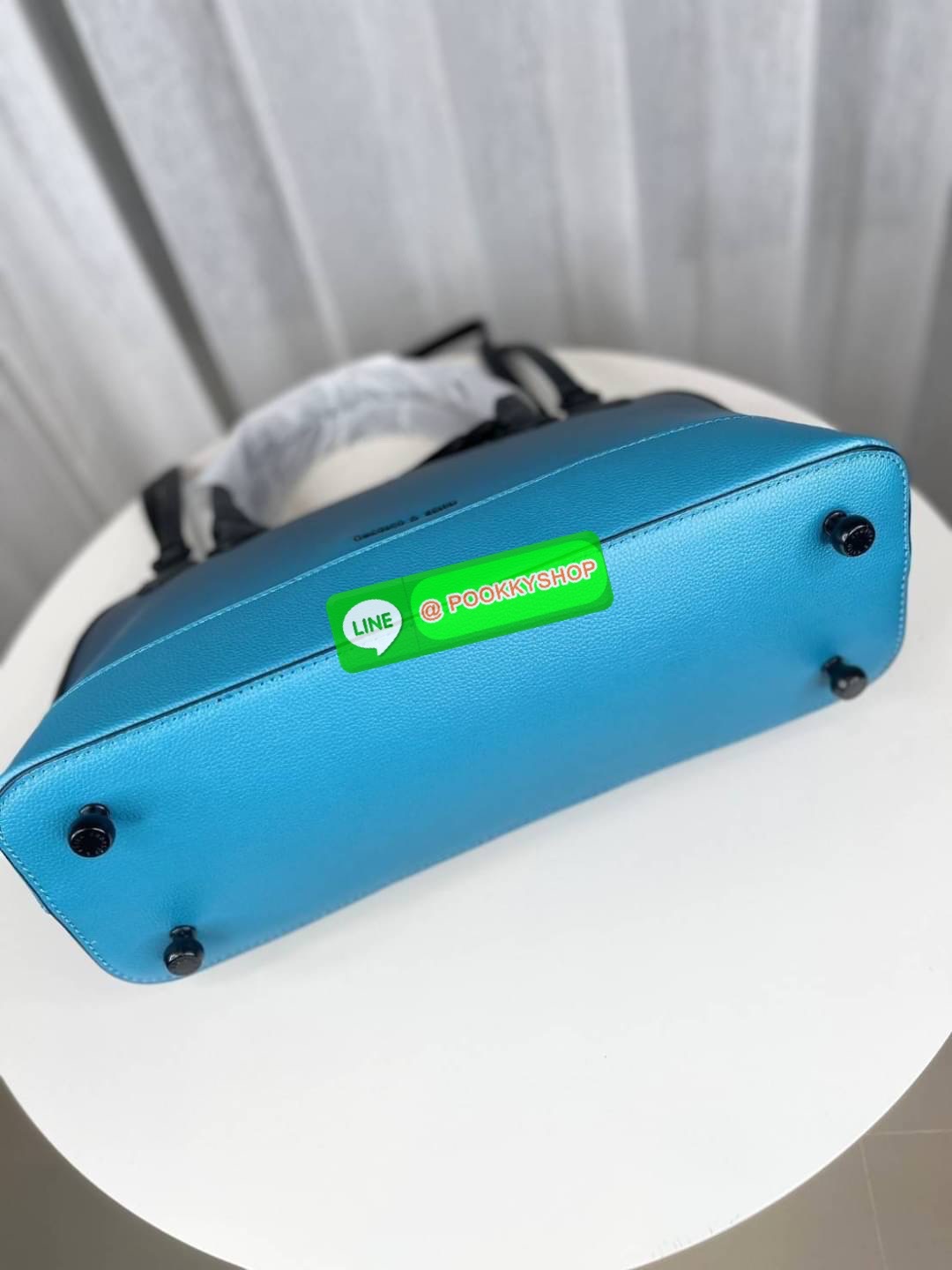 Charles&Keith แท้ Outlet กระเป๋าทรงโดม หรูหราดูไฮ มาพร้อมกับสายสะพาย สำหรับสะพายไหล่ เปิดปิดด้วยซิปคู่ ฐานตั้งอยู่ทรงใบใหญ่ จุของได้เยอะ