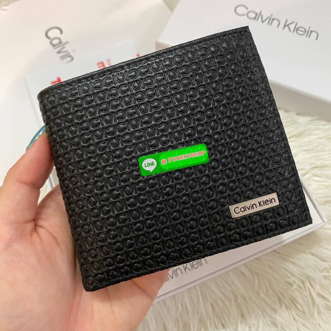 Calvin Klein Bifold Leather Short Wallet กระเป๋าสตางค์ใบสั้น และ ที่ใส่บัตรย่อยแบบเป็นสัดส่วน หนังดี นุ่มมือ รูปลักษณ์เรียบหรูแต่เท่ห์ตามแบบฉบับของแบรนด์Set นี้มาเท่าไรก็หมดคะ รีบจับจองนะคะ มาพร้อมถุงกระดาษแบรนด์และกล่องจ้า สุดคุ้มมอบให้เป็นของขวัญหรือใช้