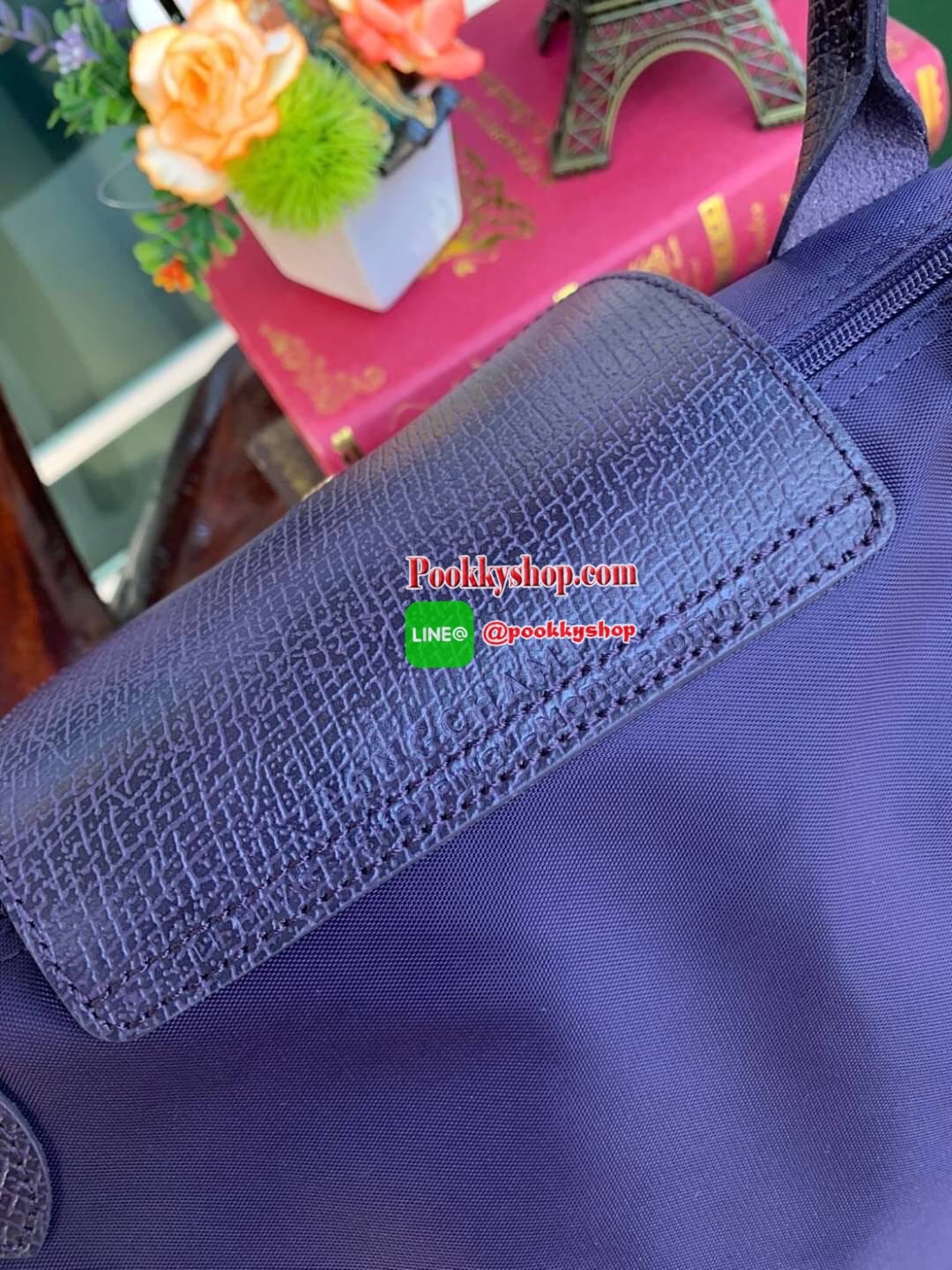 Longchamp Made In France Le Pliage Eiffel Tower Limited Edition Tote Bag สุดลิมิเตทกับlongchamp ที่ ออกมาเฉพาะซีซั่น พิมพ์ลายหอไอเฟล สามาถพับเก็บได้ ตรงตามชื่อทรง (คำว่า Le Pliage เป็นภาษาฝรั่งเศส แปลว่าการพับ) ส่วนฝาปิดและหูจับเป็นหนังที่ทำให้กระเป๋าดูไม