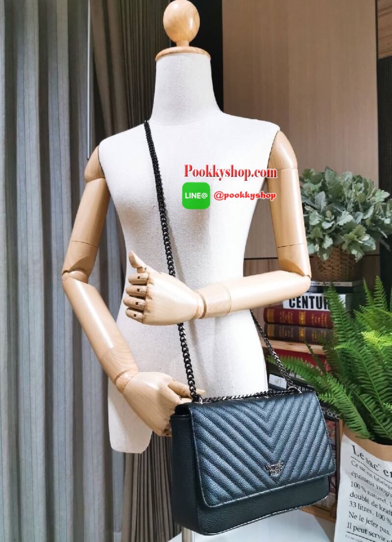 ReStock BEST SELLER! VICTORIA'S SECRET Quilted Chain Crossbody Sling Bag กระเป๋าสะพายรุ่นใหม่ล่าสุดจาก Victoria's Secret วัสดุหนังแกะสังเคราะห์ชึ้นลายริ้วหนังสวยอยู่ทรงไม่ย้วยดีไซน์สุดหรูคุณหนูไฮโซ เปิดปิดด้วยฝาปิดกระดุมแม่เหล็ก ภายในมีโลโก้และช