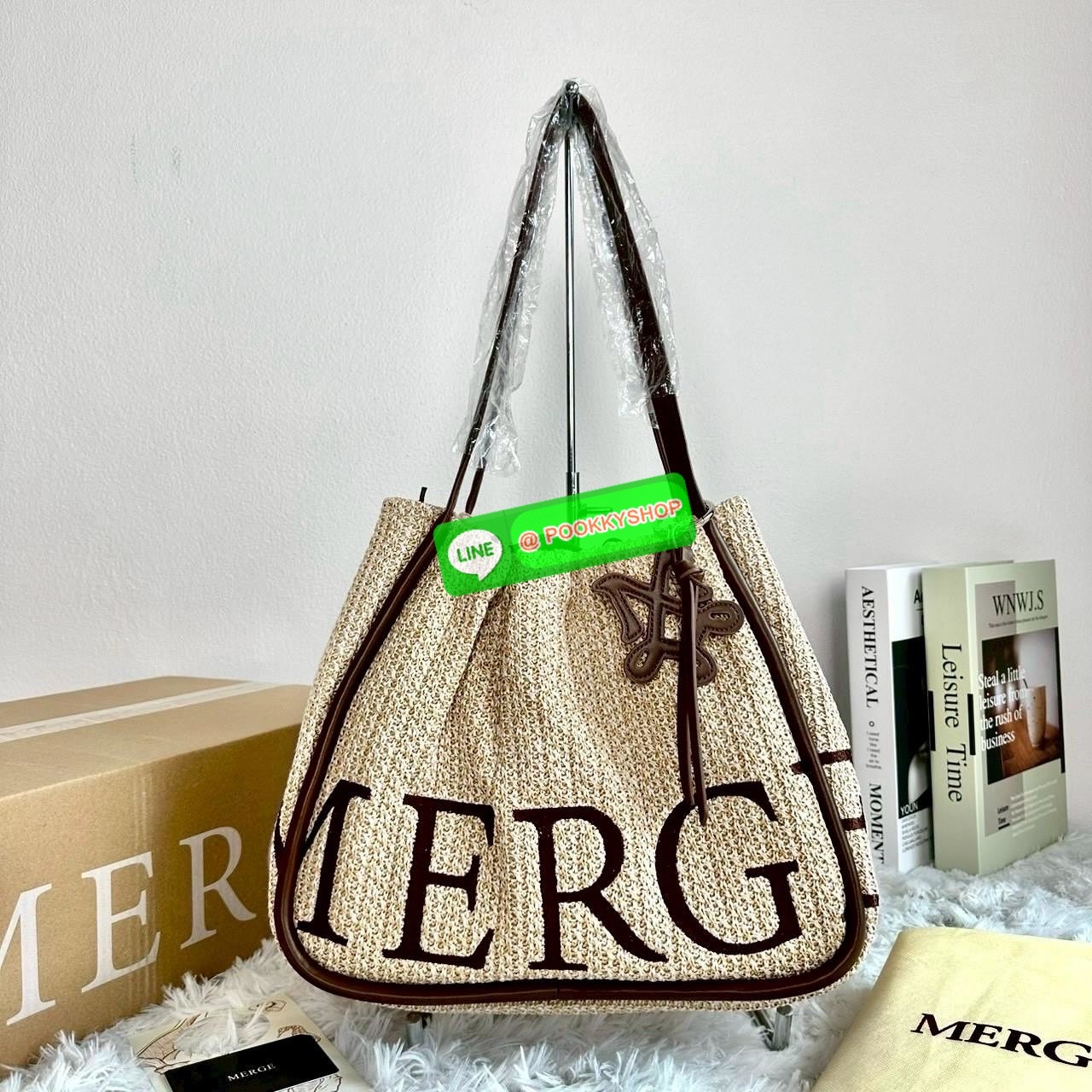 Merge A Day Bag SAND DUNE กระเป๋าทรงโท้ท พกไปทะเลก็ปัง ใช้ในเมืองก็สวยเกินต้านสานแน่น ทน แข็งแรง ไม่บอบบาง สามารถปรับได้สองรูปทรงด้านนายมีกระเป๋าหูรูดสามารถถอดออกได้ คุมโทนคาเฟ่-ทะเล สะพายถ่ายรูปมุมไหนก็เริ่ด ด้านในกว้าง จุเยอะ ใส่ของเที่ยววันหยุดสบาย ๆ