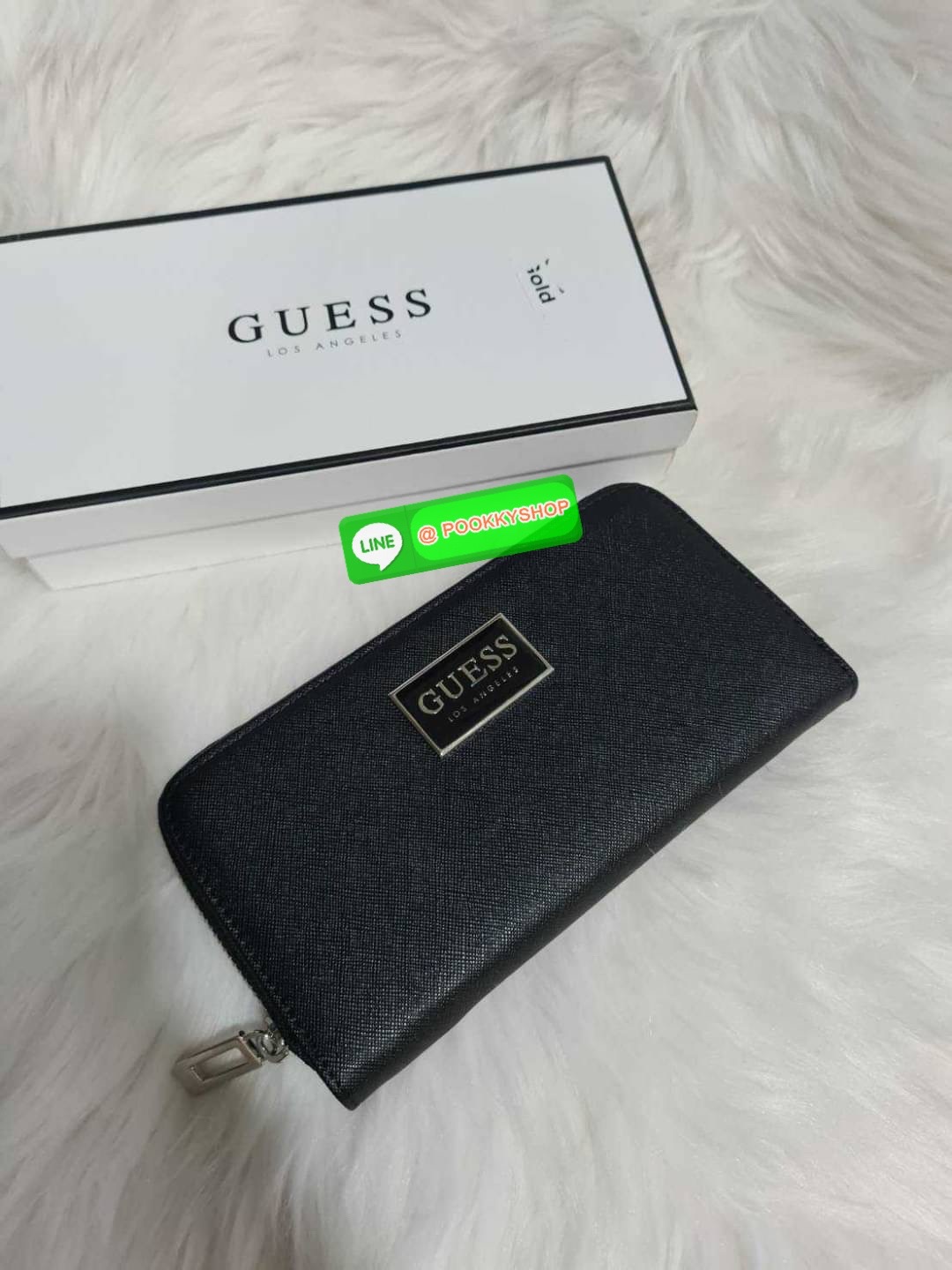 Guess Long Wallet กระเป๋าสตางค์ใบยาวสุดคลาสสิก วัสดุ Saffiano เปิด-ปิดกระเป๋าด้วยซิปสะดวกใช้ ด้านหน้าประดับโลโก้แบรนด์สุดหรู ด้านในมีช่องใส่ธนบัตรและช่องใส่การ์ดหลายช่อง ใบจริงสวยหรูราคาสุดคุ้มห้ามพลาดค่ะ พร้อมถุงผ้าแบรนด์+กล่อง
