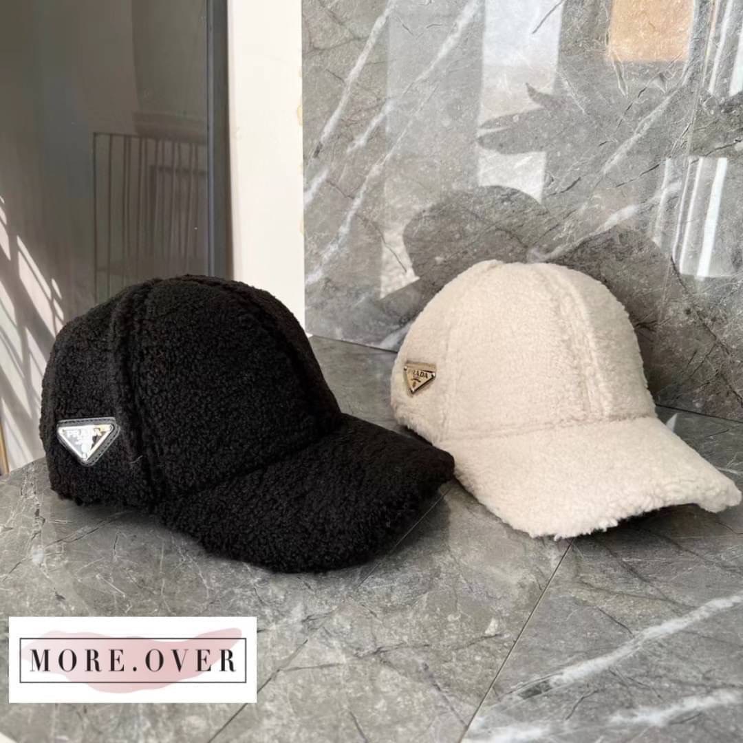 สาวก Prada ต้องจัดเลยจ้า หมวก cap ขนนุ่มทรงสวย ลุคคุณหนู แต่งโลโก้แบรนด์ สวยเท่ๆค่ะ สีคลาสสิคใส่ได้ตลอดเลยจ้า งานคุณภาพการันตี