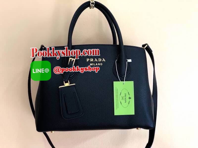 สินค้าพรีเมียมกิฟ กระเป๋าใส่น้ำหอม เครื่องสำอางค์ ของสมนาคุณขอบคุณลูกค้า VIP GIFT VIP MEMBER จากเคาน์เตอร์เครื่องสำอางค์ ⠀ Prada Limited edition กระเป๋าอเนกประสงค์ทรงสวยหนังลายลิ้นจี่ มีสายยาว เลิศมาก สะพายยาวหรือถือได้ค่ะ ขนาดใบกลาง ใช้แล้วสวยมากๆน้ำหนัก