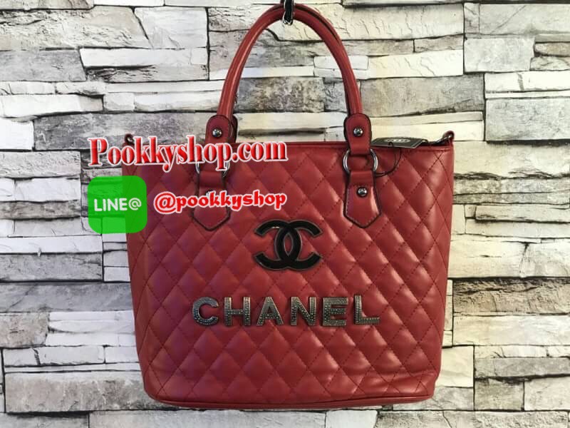 Chanel TOTE BEAUTY วัสดุหนังแกะสัมผัสนิ่มมือ สังเคราะห์คุณภาพดีทนทาน เปิด-ปิดด้วยซิปอะไหล่เงินรมดำ ฐานรองหมุด4มุม ภายในมีช่องใส่ของจุกจิก จุของได้เยอะ น้ำหนักเบา ซื้อใช้เองหรือฝากเป็นของขวัญก็สุดคุ้มค่ะ สวยมากงานดีสุดจากเคอร์เตอร์ต่างประเทศ ใส่เอกสารA4 ,I