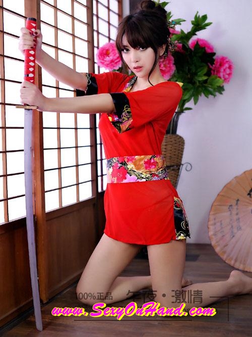 ชุดเซ็กซี่ กิโมโน สีแดงสด แต่งแหวกอก ขอบดำลายซากุระ +สายคาดเอว ลายซากุระ แต่งแหวกขาเพิ่มความเซ็กซี่