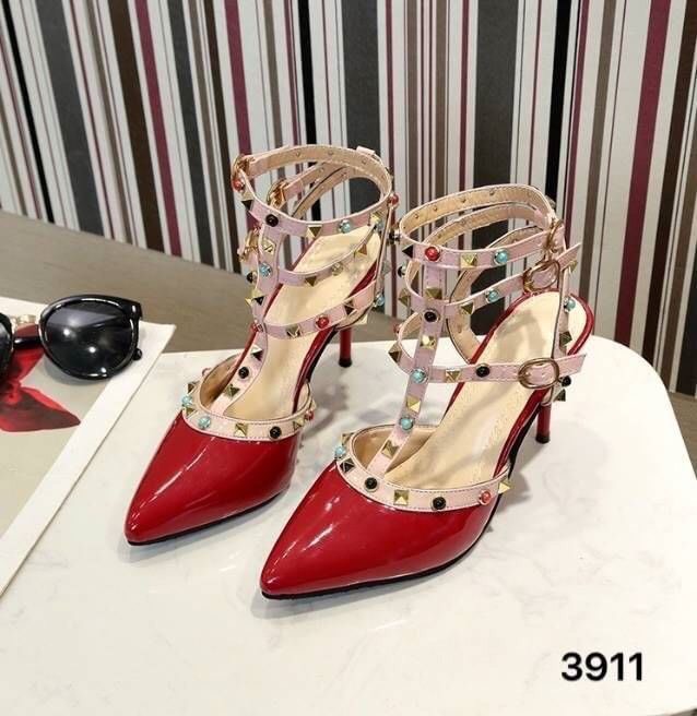 พร้อมส่ง มาใหม่จ้าา วาเลนหมุดหลากสี 3911 รองเท้าสไตล์เกาหลีงานนำเข้าวาเลนหมุดหลากสี งานแบรนด์หรู รุ่นนี้หายากจ้า มีร้านนี้น้าาาา รอบนี้มาน้อย งานหนังแก้ววาวๆ สวยวิ้ง แต่งอะไหล่หมุดหลากสีให้ดูเก๋ ไม่ซ้ำใครสายรัดส้นแบบเกี่ยวปรับระดับได้ จะใส่ทำงาน ใส่ออกงาน