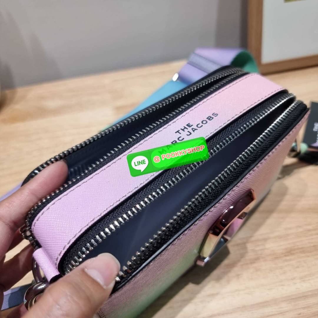 MARC JACOBS THE SNAPSHOT AIRBRUSH BAG สายหวานต้องมีแล้ว! ไอเท็มยอดฮิตที่โดดเด่นเป็นเอกลักษณ์ กับกระเป๋าสะพายข้างสุดปัง ลวดลายเพ้นท์สไตล์แอร์บรัช สวยละมุน เรียกได้ว่าไม่ซ้ำใคร!! วัสดุหนังวัว สวยอยู่ทรง เปิด-ปิดกระเป๋าด้วยซิป มีซิปหลัก 2 ช่อง แบ่งสัดส่วนไว้