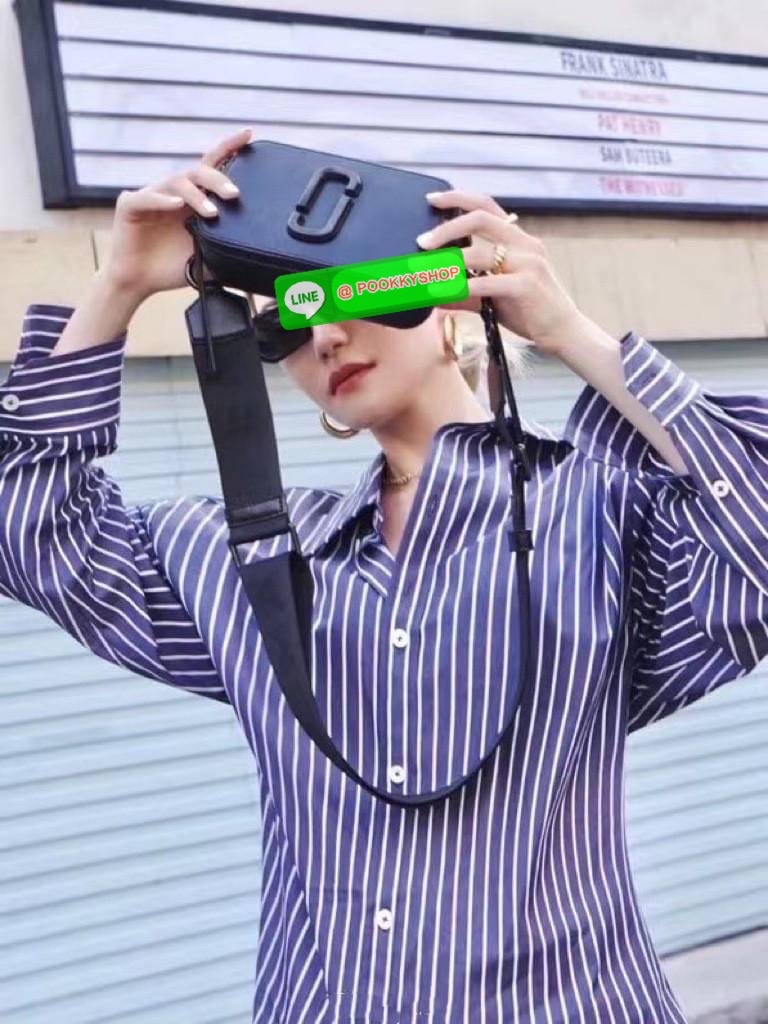 March Jacop Snapshot MJ Cross Body Bag กระเป๋าสะพายข้าง วัสดุหนัง Saffiano ด้านหน้าประดับด้วยโลโก้ J อันเป็นสัญลักษณ์ของแบรนด์ อะไหล่ทองหรูหรา มาพร้อมสายสะพายโลโก้แบบปรับได้ แบ่งเป็น2ช่องซิป ใบนี้คือเรียบหรูแต่ดูดีมาก ไม่ควรพลาดเลยค่า