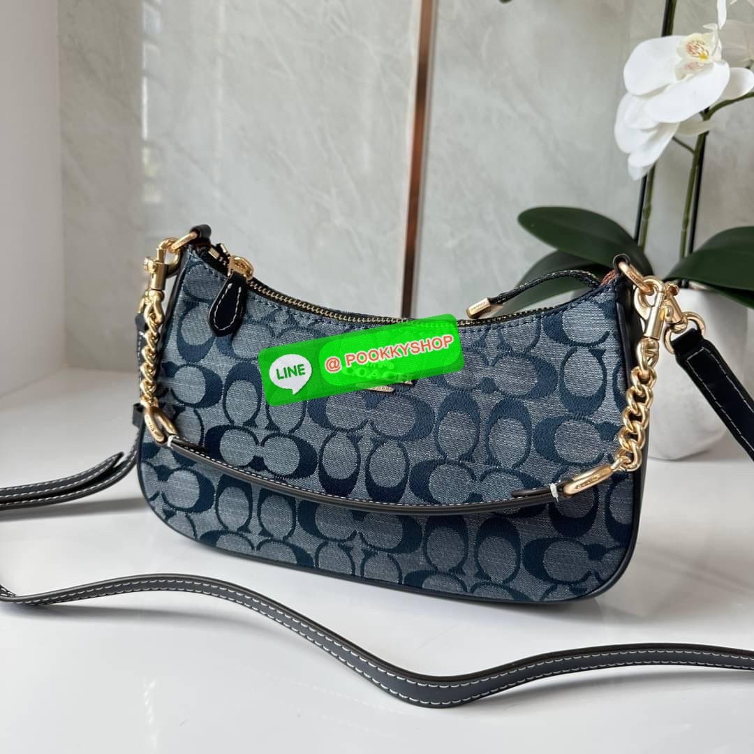 COACH TERI SHOULDER BAG IN SIGNATURE CHAMBRAY ( CH139) กระเป๋าทรงพอช ดีไซน์สุดหรูวัสดุผ้า jacquard ทอลายแบรนด์ ซับในผ้า มาพร้อมสายสะพาย 2 เส้นสามารถถอดได้ เปิด-ปิดด้วยซิป ด้านในช่องโล่งกว้างมีช่องใส่บัตรเครดิต 2 ช่อง ใส่โทรศัพท์มือถือได้ทุกรุ่น ใส่กระเป๋า