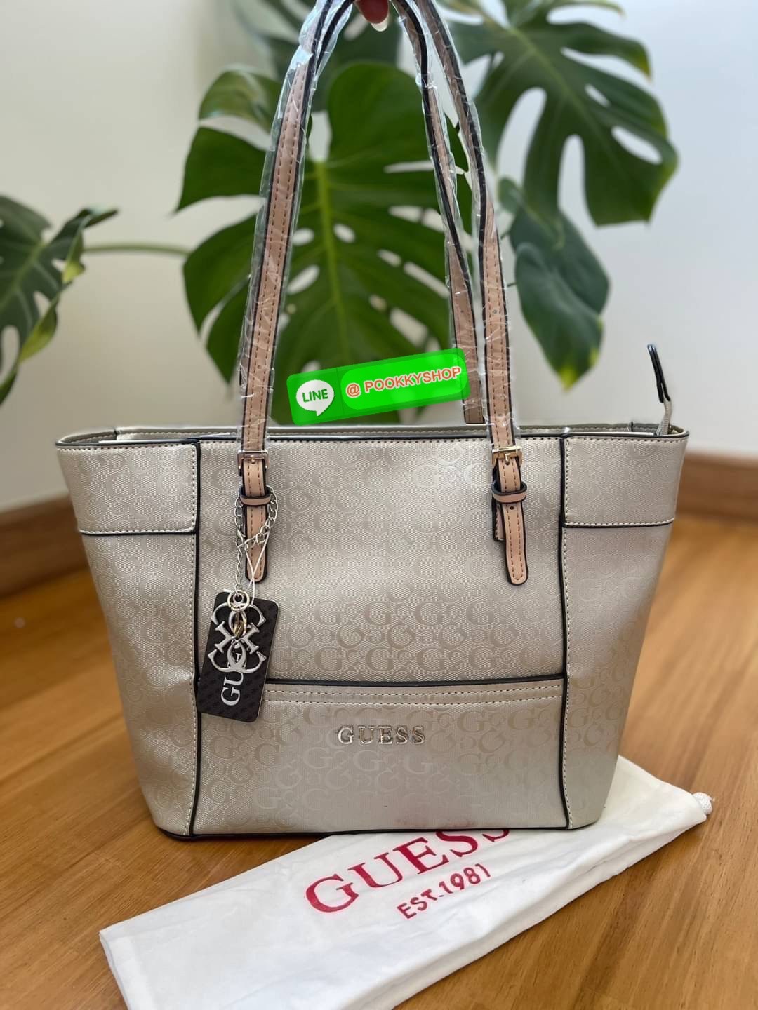 Guess แท้ Outlet กระเป๋าทรงช้อปปิ้ง หนังดี งานสะพายไหล่ เปิดปิดด้วยซิป ด้านในซับในแบรนด์อย่างดี