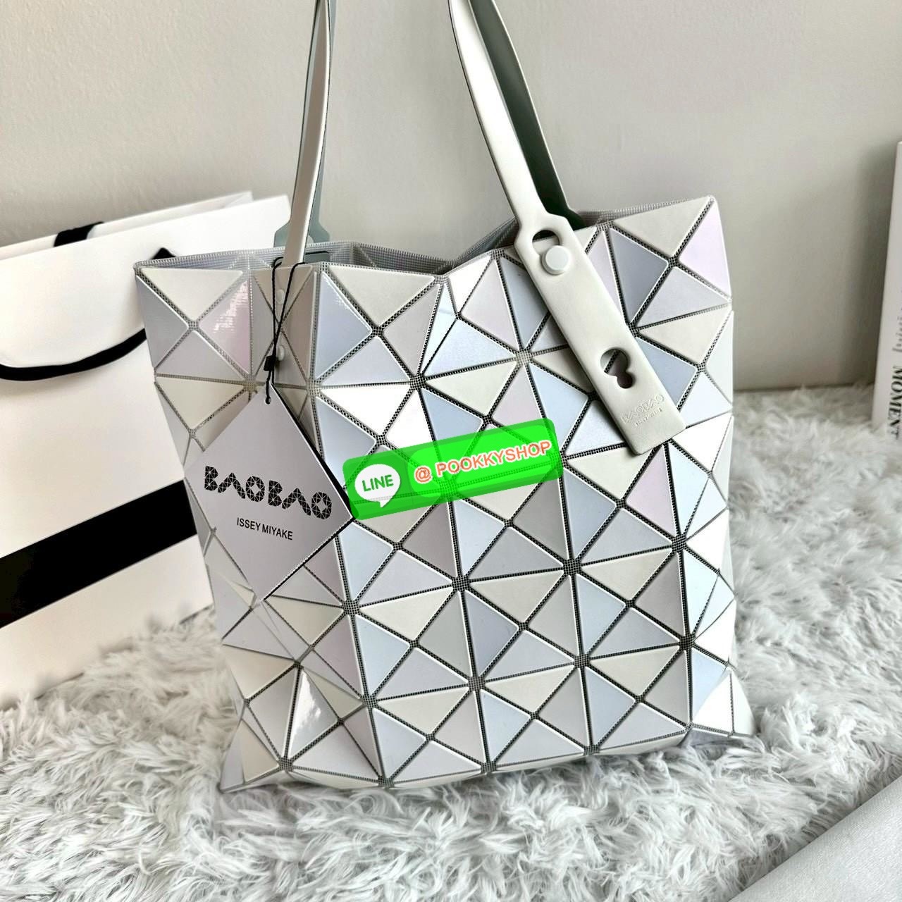 BAOBAO ISSEY MIYAKE QUATRO กระเป๋าไอคอนิกที่ไม่เคยตกเทรนด์! เรียบหรู แต่มีดีไซน์สะดุดตา โครงสร้างสามเหลี่ยมเอกลักษณ์เฉพาะของแบรนด์ ด้านในบุผ้า มีช่องซิปสำหรับเก็บของ น้ำหนักเบา สะพายสบาย ใส่ของได้เยอะมาก
