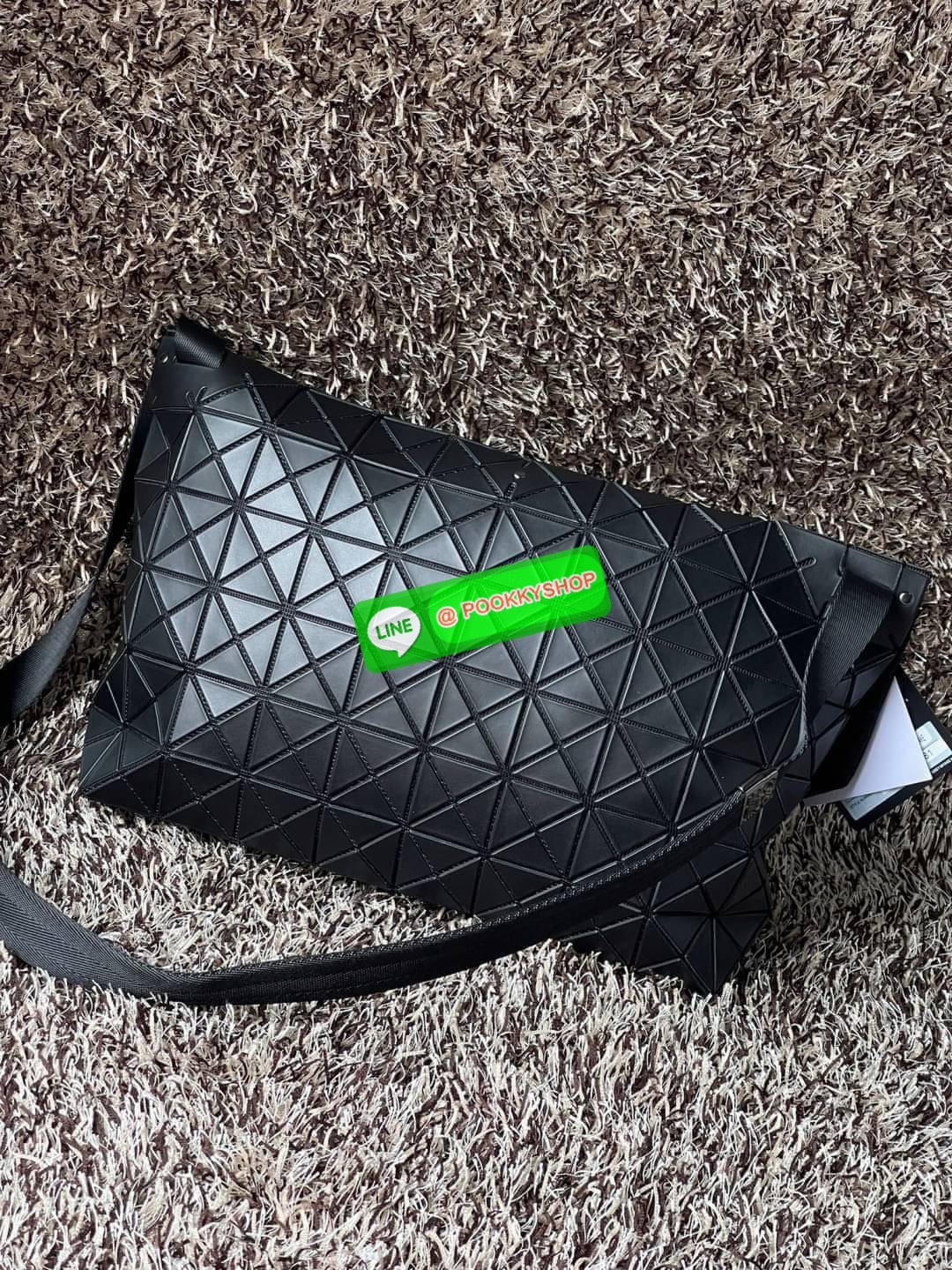 💕Baobao Issey Miyake Prism Sac ชาวมินิมอลทั้งชายและหญิงต้องถูกใจรุ่นนี้ เพราะ Prism Sac เป็นกระเป๋าแบบ unisex ที่มาพร้อมกับความเรียบง่ายของวัสดุเนื้อแมตต์ แต่ให้ลุคสไตล์เท่แบบคูลๆ โดดเด่นด้วยดีไซน์ที่ออกแบบมาให้ใช้งานที่ง่าย ตอบโจทย์ทุกสถานการณ์ฝา